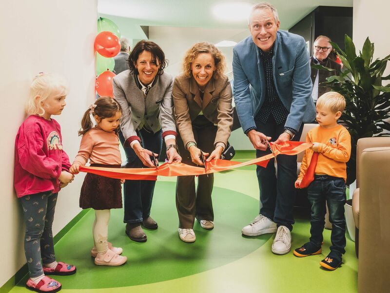 Scherenschnitt des Bandes durch Prokuristin Hagebaumarkt Ebster, Kindergartenleitung und technischer Leiter Schmittenhöhebahn AG . | © Stefanie Oberhauser