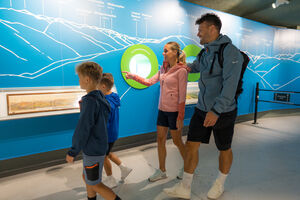 Familie besichtig Bergbahngeschichte im Zuge der Gipfelausstellung auf der Schmittenhöhe. | © Mr. Offenblende