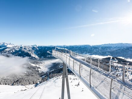 Winterliche Aussichtsplattform über verschneiten Bergen. | © Johannes Radlwimmer