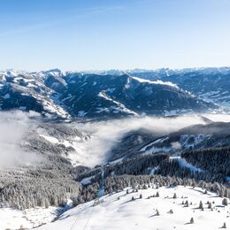 Blick auf schneebedeckte Berge und Wälder unter klarem Himmel. | © Johannes Radlwimmer