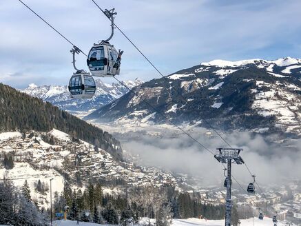 Zwei Gondeln schweben über Skipiste auf der Schmittenhöhe | © Schmittenhöhebahn AG
