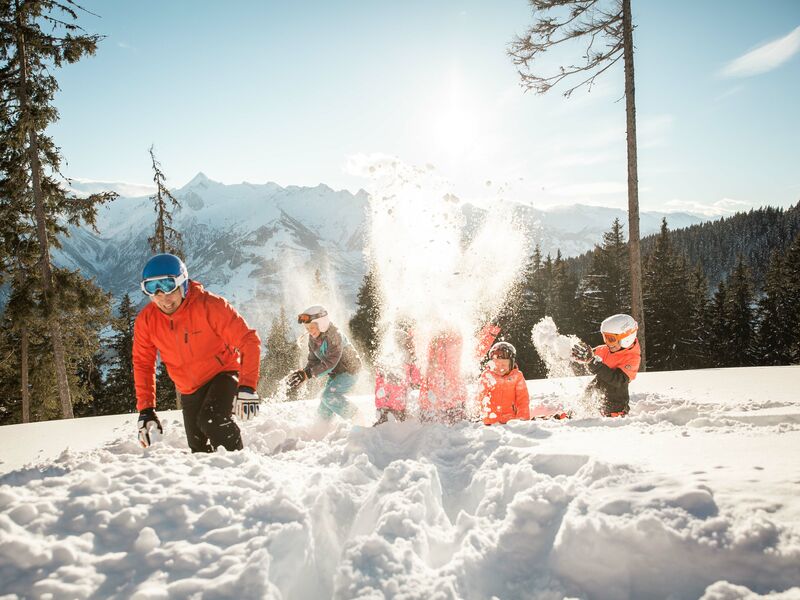 Schneeballschlacht | © Schmittenhöhebahn AG/Punkt und Komma