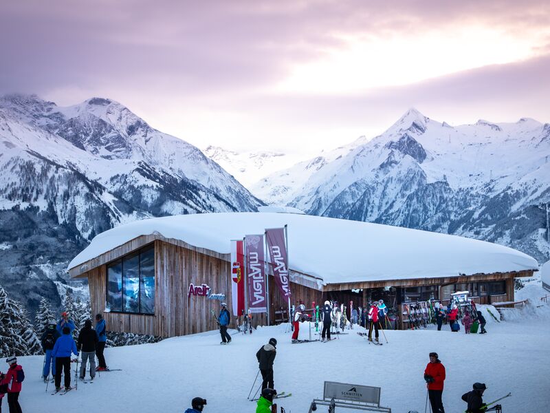 AreitLounge bei traumhaftem Wetter | © Nikolaus Faistauer Photography Besucher der AreitLounge genießen die Aussicht und das Skifahren in den Alpen. | © Nikolaus Faistauer Photography