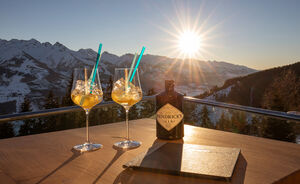 Zwei Cocktails und eine Flasche Hendrick's Gin vor Bergpanorama in der AreitLounge. | © Nikolaus Faistauer Photography