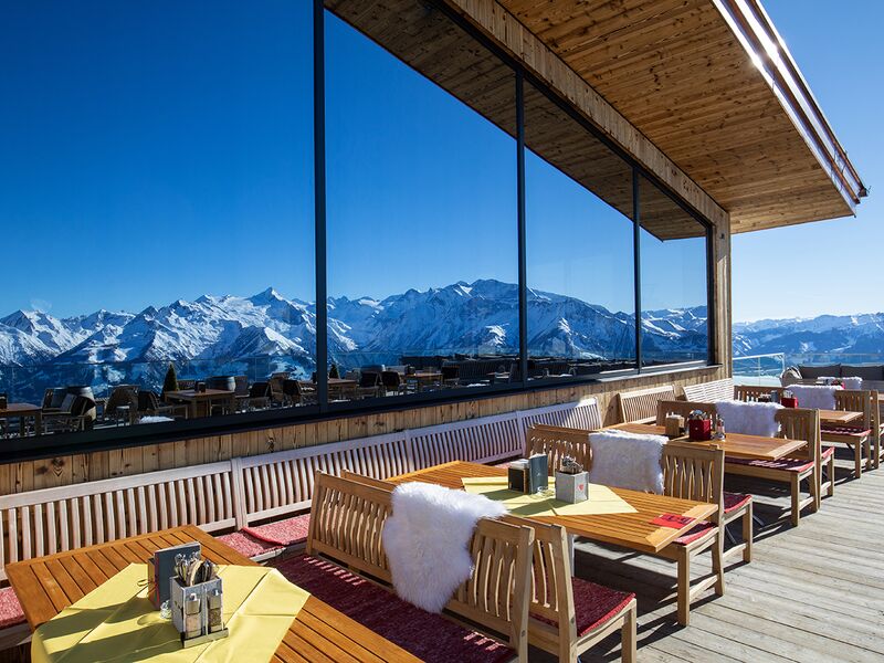 Bergrestaurant Franzl mit atemberaubender Aussicht | © Schmittenhöhebahn AG/Nikolaus Faistauer Photography Terrasse des Bergrestaurants Franzl mit Blick auf Berge. | © Schmittenhöhebahn AG/Nikolaus Faistauer Photography