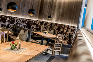 Stilvolles Restaurant mit Holzinterieur und feiner Dekoration. | © Glockneralm