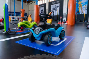 Kleine bunte Kinderautos in einer Spielhalle. | © Schmittenhöhebahn AG