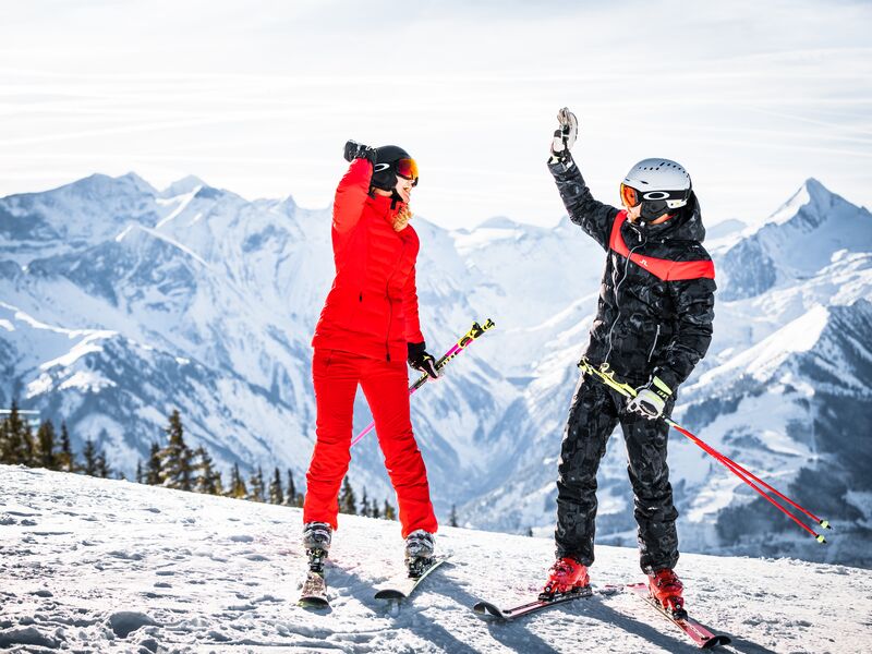 Zwei Skifahrer feiern mit Freude in schneebedeckter Landschaft. | © Intersport Bründl
