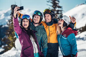 Four friends take a selfie during their ski trip in the mountains. | © Zooom-Productions