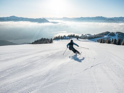 Skifahrer auf präparierter Piste mit Bergpanorama | © Johannes Radlwimmer