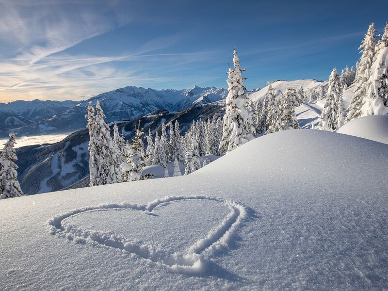 Herz im Schnee mit Ausblick auf der Schmittenhöhe | © Schmittenhöhebahn AG/Nikolaus Faistauer Photography
