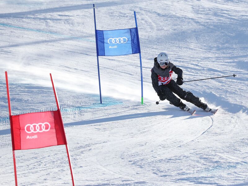 Ein Skifahrer bewältigt den Audi Ski Run und umkurvt anspruchsvolle Tore. | © Audi/GEPA pictures/Mario Buehner