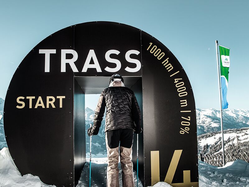 Start der Trass-Abfahrt auf der Schmittenhöhe | © Schmittenhöhebahn AG/Johannes Felsch Ein Skifahrer steht am Beginn der Trass-Abfahrt auf der Schmittenhöhe. | © Schmittenhöhebahn AG/Johannes Felsch