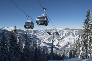 View of gondolas in the snowy mountains of Zell am See. | © Guenther Boeck