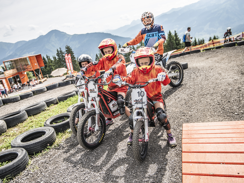Kinder im E-Motocross Park auf der Schmitten Kinder im E-Motocross Park auf der Schmitten