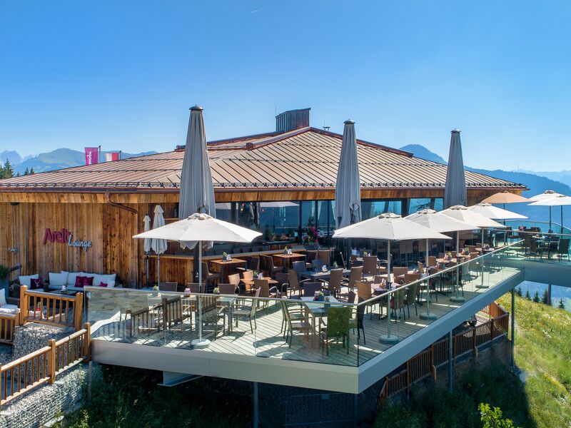 AreitLounge auf der Schmittenhöhe | © Foto Lebesmühlbacher Moderne Berghütte mit Terrasse und Blick auf die Berge. | © Foto Lebesmühlbacher