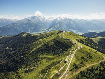 Eine Panoramaansicht der Alpen mit grünen Hügeln und einem blauen Himmel. | © Schmittenhöhebahn AG