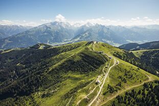 Panoramablick auf grüne Hügel und majestätische Berge. | © Schmittenhöhebahn AG