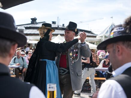 Ein Paar in traditioneller Tracht tanzt auf einem Fest. | © Edith Danzer