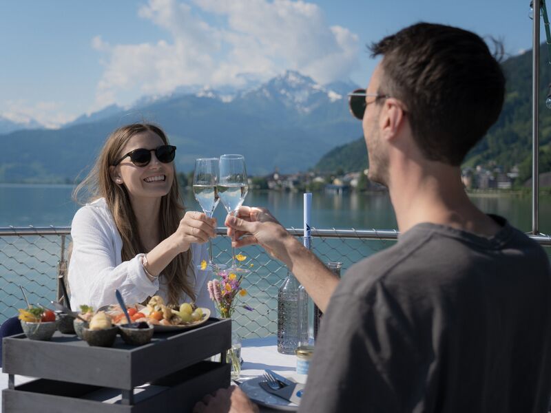 Pärchen das bei einer Schiffsrundfahrt mit einem Glas Sekt anstoßt. | © Mr. Offenblende Pärchen das bei einer Schiffsrundfahrt mit einem Glas Sekt anstoßt. | © Mr. Offenblende