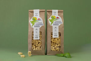 Zwei Nudelpackungen mit Schmidolins-Drachenpasta-Branding