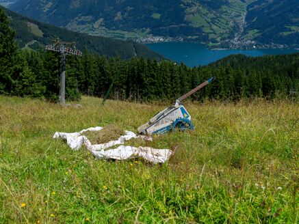 Handgeführter Balkenmäher auf einer Bergwiese über dem Zeller See, genutzt zur Mahdgutübertragung für die Saatgutgewinnung. | © Schmittenhöhebahn AG