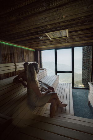 Zwei Personen entspannen in einer Sauna der Berghotel Schmittenhöhe. | © mr-offenblende.at