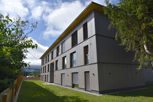 Modern facade of the new employee housing in Schmitten. | © Michael Stremitzer | platzhirsch