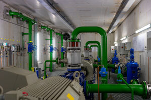 Pumpstation der Schmittenhöhe mit mit grünen und blauen Rohren in einem Industrieraum