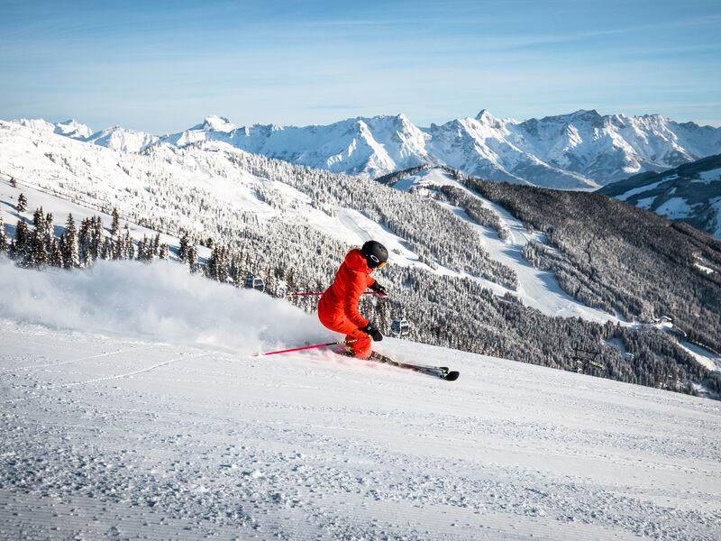 Skilehrer fährt Ski auf der Schmittenhöhe | © Bründl Sports