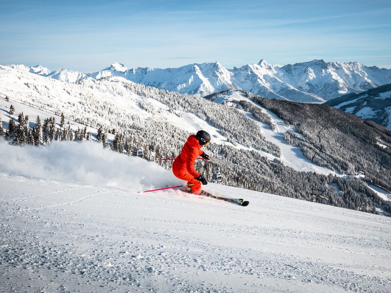 Skifahrer auf der Schmittenhöhe in Zell am See-Kaprun | © Bründl Sports Skilehrer fährt Ski auf der Schmittenhöhe | © Bründl Sports